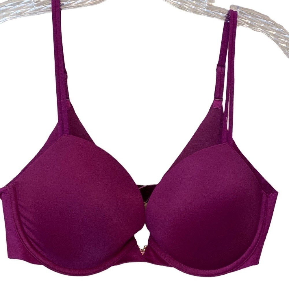 Victoria Secret Push Up Bra with front jeweled V. Size 34C
C